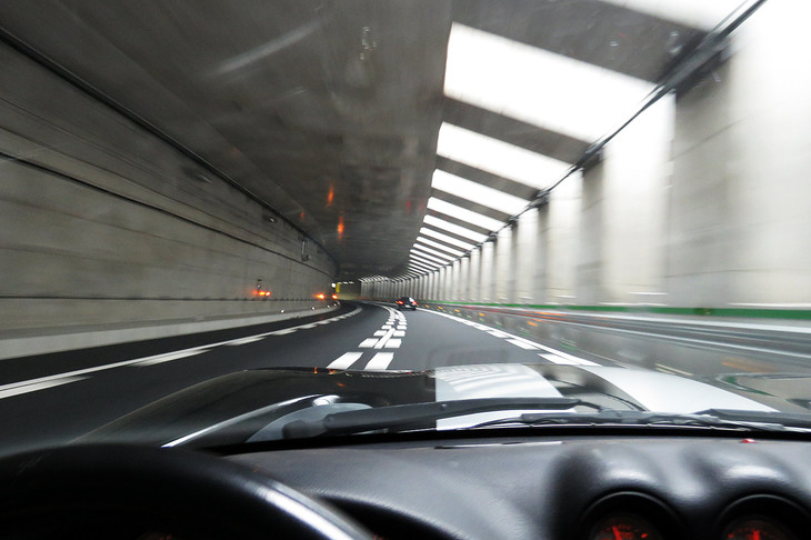 過日撮影した、圏央道 松戸－高谷間のトンネルの図。友よ、1日保険に入っていたとはいえ、試乗と称して他人のクルマを行楽のアシに使い、高速道路をぶっとばす君の神経に乾杯。