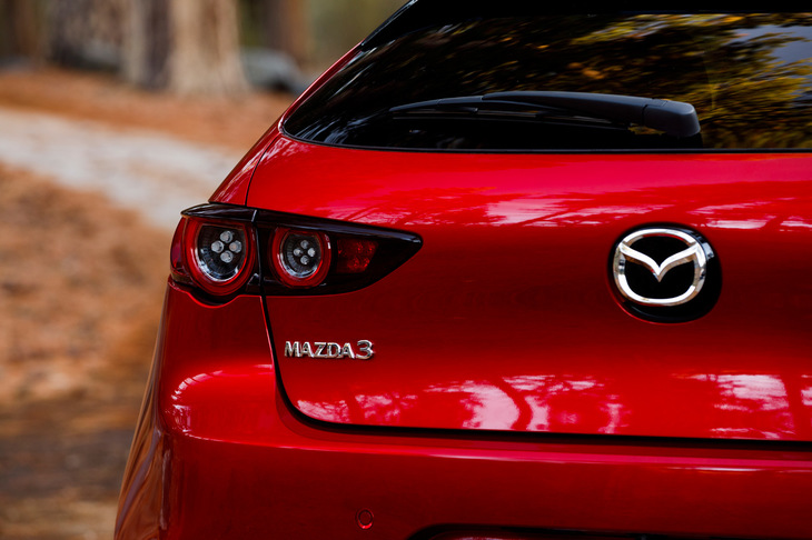 リアまわりでは、この角度からでも“末広がり”に見えるフェンダーの造形にも注目。腰高感は抱かずにすみそうだ。