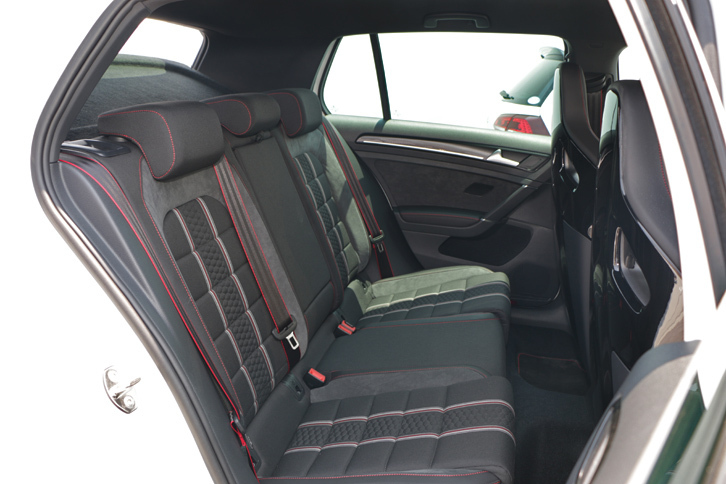 後席の様子。前席同様、座面や背もたれにはストライプが入れられる。