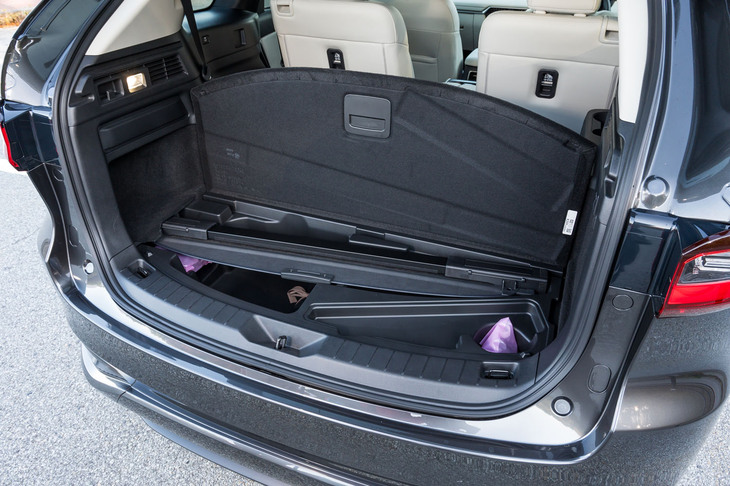 荷室の床下にはトノカバーを固定できる。斜めにしてまで収納できるようにしたところに執念を感じる。