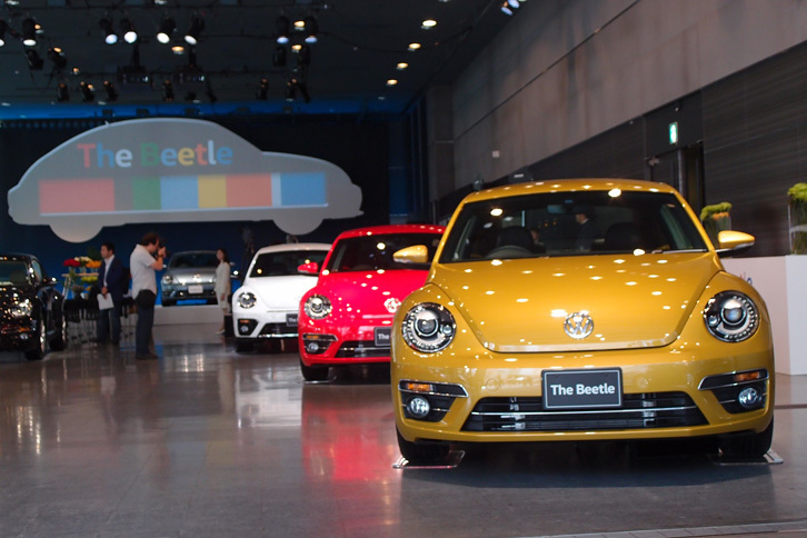 マイナーチェンジされた「フォルクスワーゲン・ザ・ビートル」の発表会は、東京・秋葉原で開催された。会場には8色のザ・ビートルが並べられた。