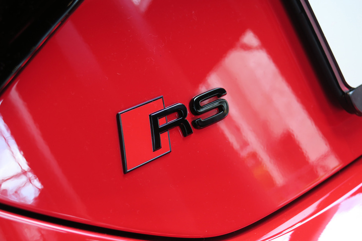 アウディRS e-tron GT（「RS」エンブレム）