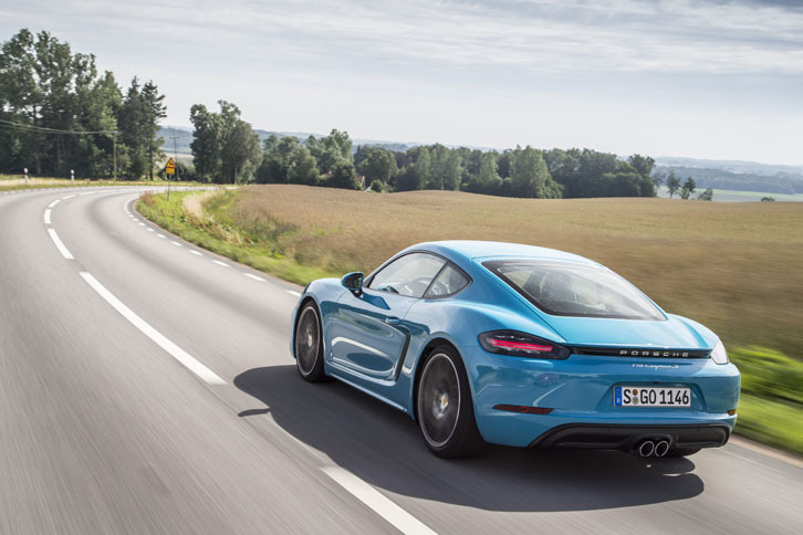 日本市場での車両価格は「718ケイマン」が619万円から、「718ケイマンS」が813万円から。