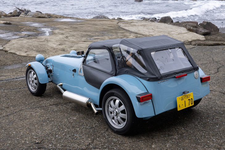 「170」シリーズのラインナップは、今回試乗した「170S」と「170R」の2種類。前者は公道走行を主眼としたモデルで、ウインドスクリーンやソフトトップ、ドア、ヒーターなどを標準装備。後者はよりスポーツ走行寄りのモデルで、これらがオプション扱いとなる代わりに、スポーツサスや軽量ホイール、LSD、4点式シートベルトなどが標準装備される。