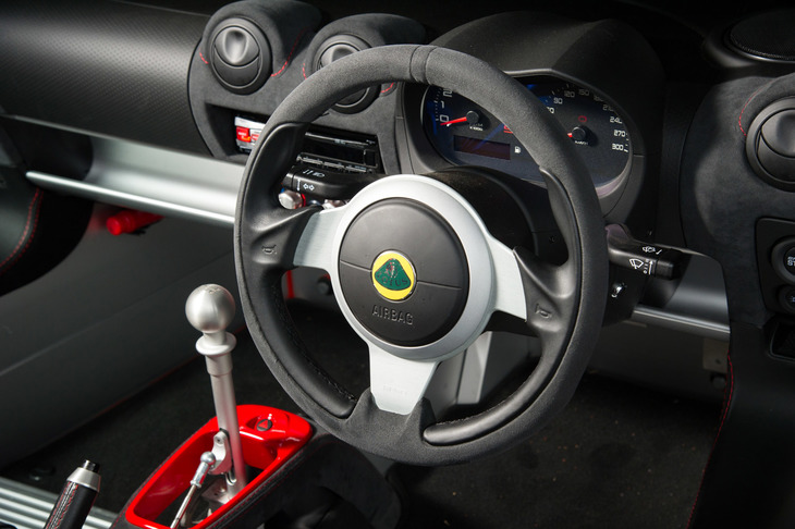 スイッチ類のないシンプルな小径ステアリングホイール。テスト車にはオプションで用意されるアルカンターラ巻きのステアリングが装備されていた。