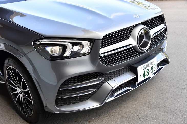 フロントまわりは、ダイヤモンドグリルや大胆なデザインのロワグリルが印象的。顔の基本的な造形は兄弟車であるSUV「GLE」と共通になっている。