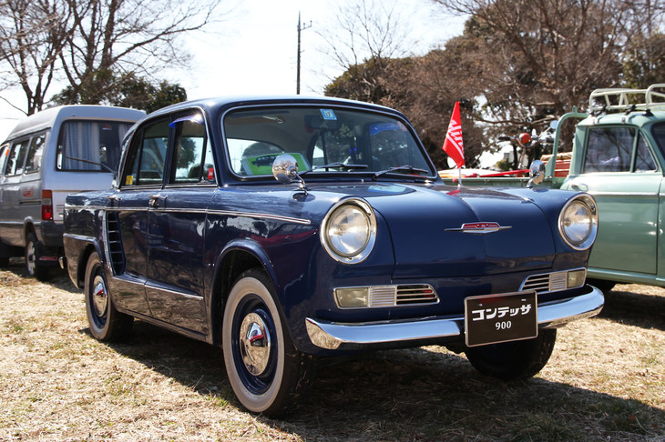 「日野コンテッサ900デラックス」。「ルノー4CV」のライセンス生産の経験から開発され、1961年に登場した日野初のオリジナル乗用車。中身は4CVの拡大版で、893cc直4 OHVエンジンをボディー後端に積む。リアエンジン車ながら3段MTはコラムシフトを採用、電磁クラッチによる2ペダル仕様も用意されていた。