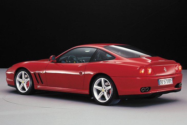 2002年に登場した「550マラネロ」の改良モデル「575Mマラネロ」のリアクオータービュー。普通、この角度の写真であればフロントオーバーハングはもっと隠れるものだが……。550／575Mマラネロは、デザイン的に“頭でっかち”なクルマだった。