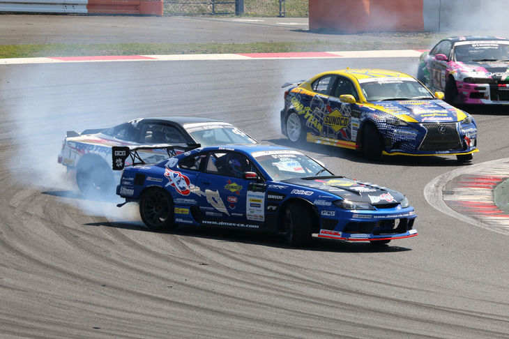 D1GPマシンによる「D1エキシビション」では、各ドライバーが本戦さながらの追走ドリフトを披露。マシンを華麗に操るD1ドライバーたちのすご腕に観覧者からは歓声が上がった。さらに特別企画として、幸運な来場者にD1マシンの助手席同乗体験をプレゼント。小学生くらいの子供も同乗体験を笑顔で楽しんでいた。