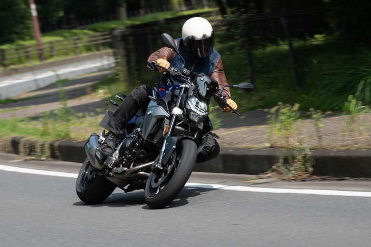 車体の骨格はスチール製のブリッジフレーム。プラスチック製の燃料タンクを採用するなどして、軽量化を図っている。