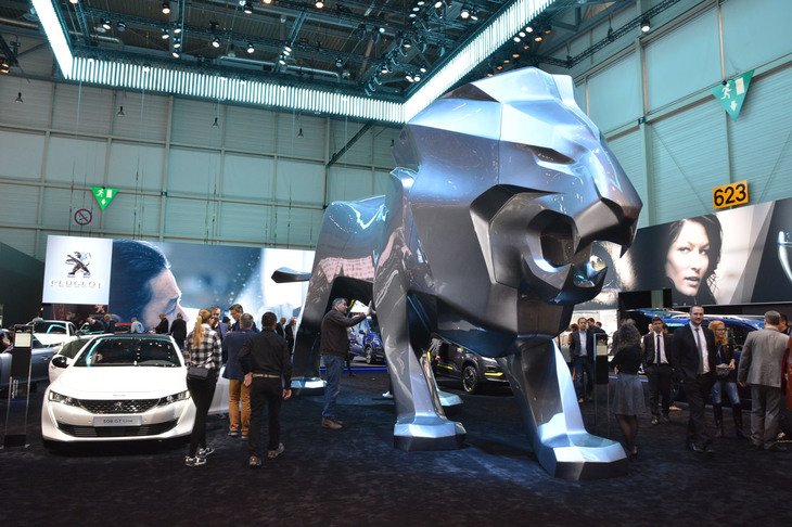 プジョーのブースには巨大なライオンの像が現れた。