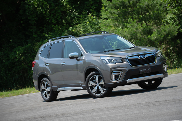 現行型「インプレッサ」から採り入れているデザインフィロソフィー「DYNAMIC×SOLID」に基づき、SUVらしい存在感や力強さを重視したデザインとしている。