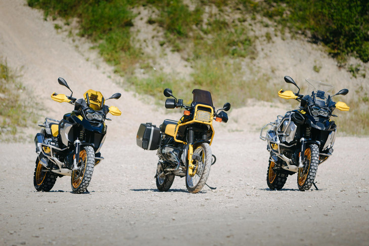 「R100GS」（中央）と「R1250GSアドベンチャー40years GS edition」（左右）。