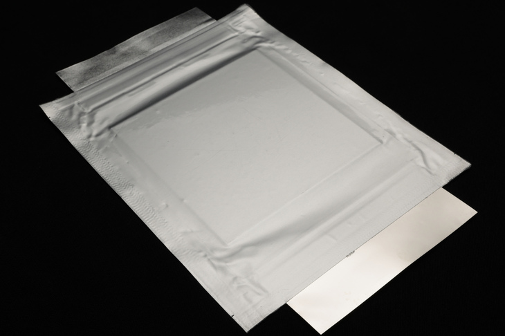 2022年4月の、試作生産設備の発表会で公開された全固体電池の試作品。今回のパイロット生産ラインの取材会では、電池そのものの展示はなかったので、過去の写真でご容赦を。