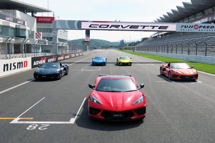 新型「シボレー・コルベット」と「コルベット コンバーチブル」。