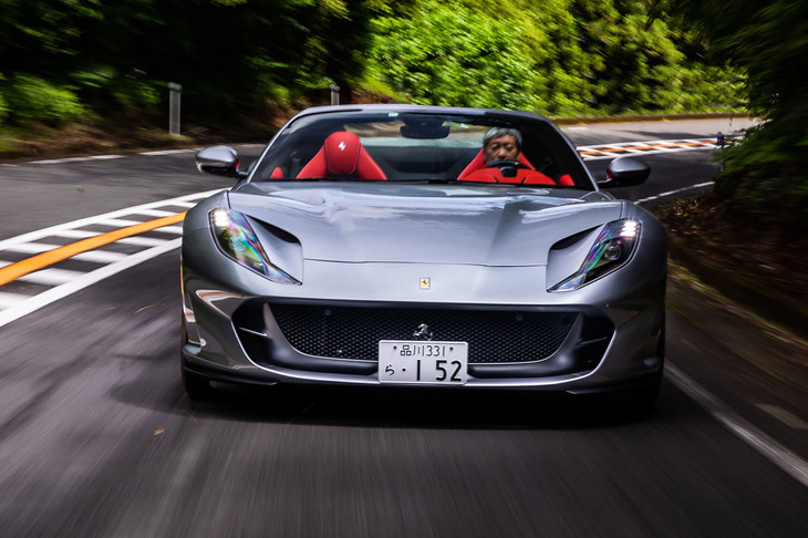 フロントウィンドウ上部の左右コーナーに、小さなL字型フラップを装着。オープン走行時に、キャビンへの風の巻き込みを防止する役割を担っているという。