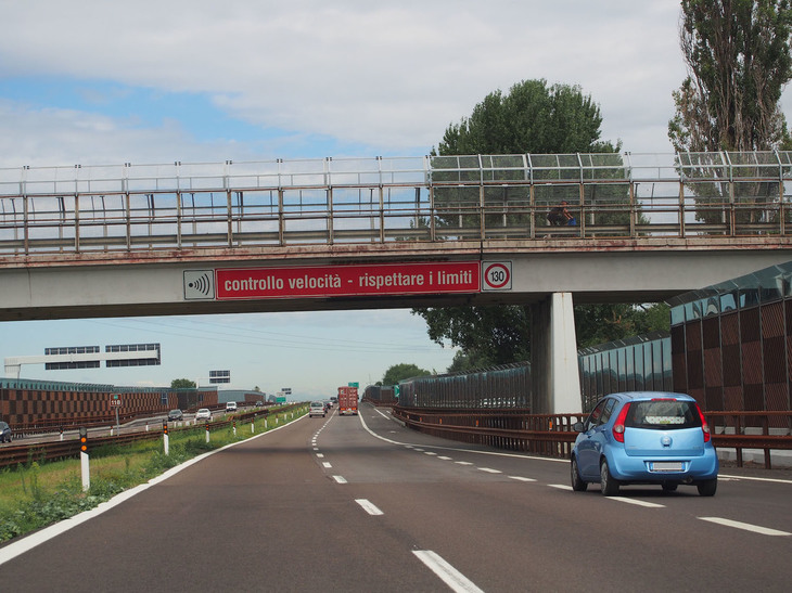現在、アウトストラーダの制限速度は130km/h。
