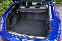 「Q5スポーツバック」の荷室容量は、5人乗車の通常使用時で510リッター。後席を折りたためば、最大で1480リッターにまで拡大できる。ベースとなった「Q5」よりも容量は前者で40リッター、後者で70リッター少なくなっている。