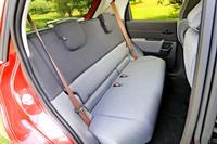 リアシートは見た目通りの柔らかい掛け心地。荷物の置き忘れを防ぐためのリマインダーが付いている。