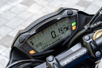 計器類の役割を担うLCDインストゥルメントパネル。デザインはいささか時代がかっているが、輝度の調整が可能だったり、タコメーターの表示パターンを切り替えられたりと、機能については申し分ない。