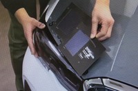 類似の製品として、色つきのヘッドランプ保護フィルムも紹介された。これで、フロントまわりの表情も大きく変わる。