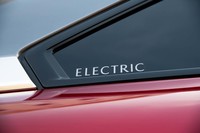 リアのサイドウィンドウに貼られた「ELECTRIC」のステッカー。急な事故時などに、大量のリチウムイオンバッテリーを搭載した（爆発の危険などがある）車両であることを示す目的があるという。