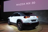 リアコンビネーションランプは、最新のマツダ車のデザインをさらに進化させたものだという。