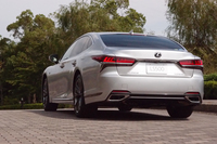 スポーティーグレード“Fスポーツ”には、「大人のスポーツセダン」をイメージした専用のドレスアップパーツが装着される。