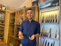 自らの充実した「ノー自動車ライフ」を語る高級刃物店のマッテオさん。