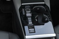 シフトセレクターはグループ内で広く使われるトグルスイッチ式。ドライブモードセレクター、パーキングブレーキスイッチと合わせて直線上にレイアウトされる。