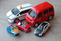 わが家の1歳児の宝物。このほか、救急車や消防車も大好物です。子どもって、どうして働くクルマが好きなんでしょう？（関）