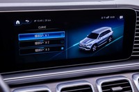 48V駆動のアクチュエーター付きエアサスペンションを活用した「ダイナミックカーブ」機能を備えている。普通の交差点を曲がるような場合でも外輪側を伸ばして内輪側を縮め、車体のロールを抑えてくれる。