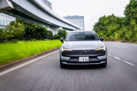 フロントに最高出力150PS、リアに同272PSのモーターを搭載。リアモーターはシングルモーターの「EX30」と同じスペックである。一充電走行距離は500km（WLTCモード）と発表されている。