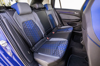 前席と同じ表皮デザインや素材を用いて仕立てられた後席。背もたれには荷室からワンタッチで作動する60：40の分割可倒機構に加え、スキートンネルも組み込まれている