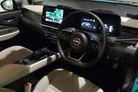 助手席前のダッシュボードインサートに水引をモチーフとしたデザインを採用するなどしてインテリアをリフレッシュ。7インチのメーターパネルと9インチのディスプレイが並ぶインストゥルメントパネルが目を引く。