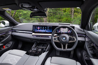 メーターパネルが12.3インチ、センターディスプレイが14.9インチとなるBMW車でおなじみの「カーブドディスプレイ」が採用されたコックピット。前席まわりは水平基調の立体的なダッシュボードと、幅の広いセンターコンソールが織りなすゆとりある空間に仕上げられている。