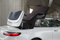 ソフトトップの開閉に要する時間は、それぞれ約20秒。Z字型にきっちりと折りたたまれる様子が美しい。