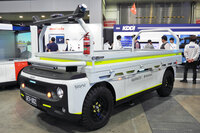 自動運転による物流の革新といえば、こんな展示も。こちらはスズキの車両技術と豪Applied EVの自動運転車両プラットフォームを組み合わせた電動台車。その車台には、なんと「スズキ・ジムニー」のものが使われている。「10年後の未来も今日と地続きなのだな」と感じ入ってしまった。