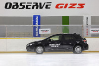 20km/hからのフルブレーキングで制動距離の違いをチェック。「オブザーブ ギズ2」と新しい「ギズ3」とでは、制動時の安定感や、完全停止までの距離が如実に異なっていた。ギズ3がうたうアイスブレーキ性能22％アップは、誰もが実感できる掛け値なしの性能だと思えた。