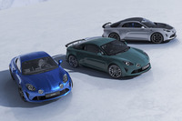 写真は左から順に、「A110アニバーサリー」「A110 GTS」「A110 R70」の3モデル。
