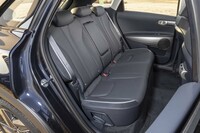 後席の足元空間はご覧のとおりの広さ。水素タンクは座面の下から荷室の下部に向けて横向きで3本並べて搭載されている。