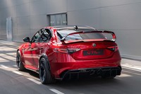 「ジュリアGTA／GTAm」では、ザウバーエンジニアリングがF1の世界で培ったノウハウを生かし、空力性能の向上が図られている。写真はGTAmで、リアにはカーボン製の大きなウイングが装着されている。