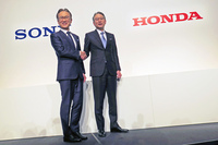 2022年3月4日に行われた、ホンダとソニーの提携発表におけるワンシーン。写真右が本田技研工業の三部敏宏 代表執行役社長で、左がソニーグループの吉田憲一郎 代表執行役会長兼社長CEOである。その4年後にソニー・ホンダモビリティ（SHM）のプロダクト第1号「アフィーラ1」は開発中止となり、SHMについても事業の縮小が発表された。