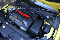 【アウディRS 3スポーツバック】
	ボディーサイズ：全長×全幅×全高＝4380×1850×1435mm／ホイールベース：2630mm／車重：1610kg／駆動方式：4WD／エンジン：2.5リッター直5 DOHC 20バルブ ターボ／トランスミッション：7段AT／最高出力：400PS（294kW）/5600-7000rpm／最大トルク：500N・m（51.0kgf・m）/2250-5600rpm／タイヤ：（前）265/30ZR19 93Y／（後）245/35ZR19 93Y（ブリヂストン・ポテンザ スポーツ）／燃費：10.6km/リッター（WLTCモード）／価格：906万円
	
	【取材時の燃費データ】
	テスト距離：395.4km（市街地1：高速道路7：山岳路2）／使用燃料：42.96リッター（ハイオクガソリン）／参考燃費：9.2km/リッター（満タン法）／9.1km/リッター（車載燃費計計測値）