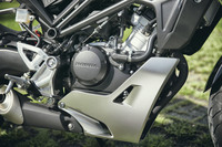 排気量124ccの水平4ストロークエンジンは、1万rpmで最高出力13psを発生。ボディーカラー（試乗車の黒のほか、赤と白の計3色をラインナップ）に関わらず、エンジンの下方には銀色のアンダーパネルが装着される。