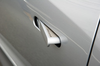 同門の「ランドローバー・レンジローバー ヴェラール」などにも搭載される「デプロイアブルドアハンドル」。走行中は自動的に格納されるが、停車中に押し込もうとするとホーンで警告（？）されてしまう。