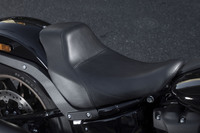 「ローライダー」がタンデムシートの2人乗りなのに対し、「ローライダーS」ばバックソロシートを装備した1人乗りとなっている。加速の際に、しっかりライダーのでん部を支える形状が特徴。