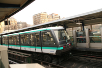 パリ地下鉄1号線のバスティーユ駅にて。アルストーム製MP05型車両は、完全無人運転である。