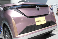 改良が加えられた「サクラ」のフロントマスク。下位グレードの「S」については、従来と同じ意匠のままだ。