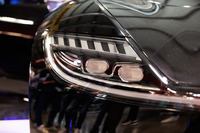 「アーキタイプ」のヘッドライトレンズ。